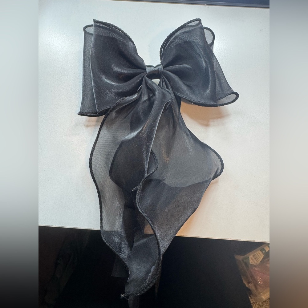 Black hair bow